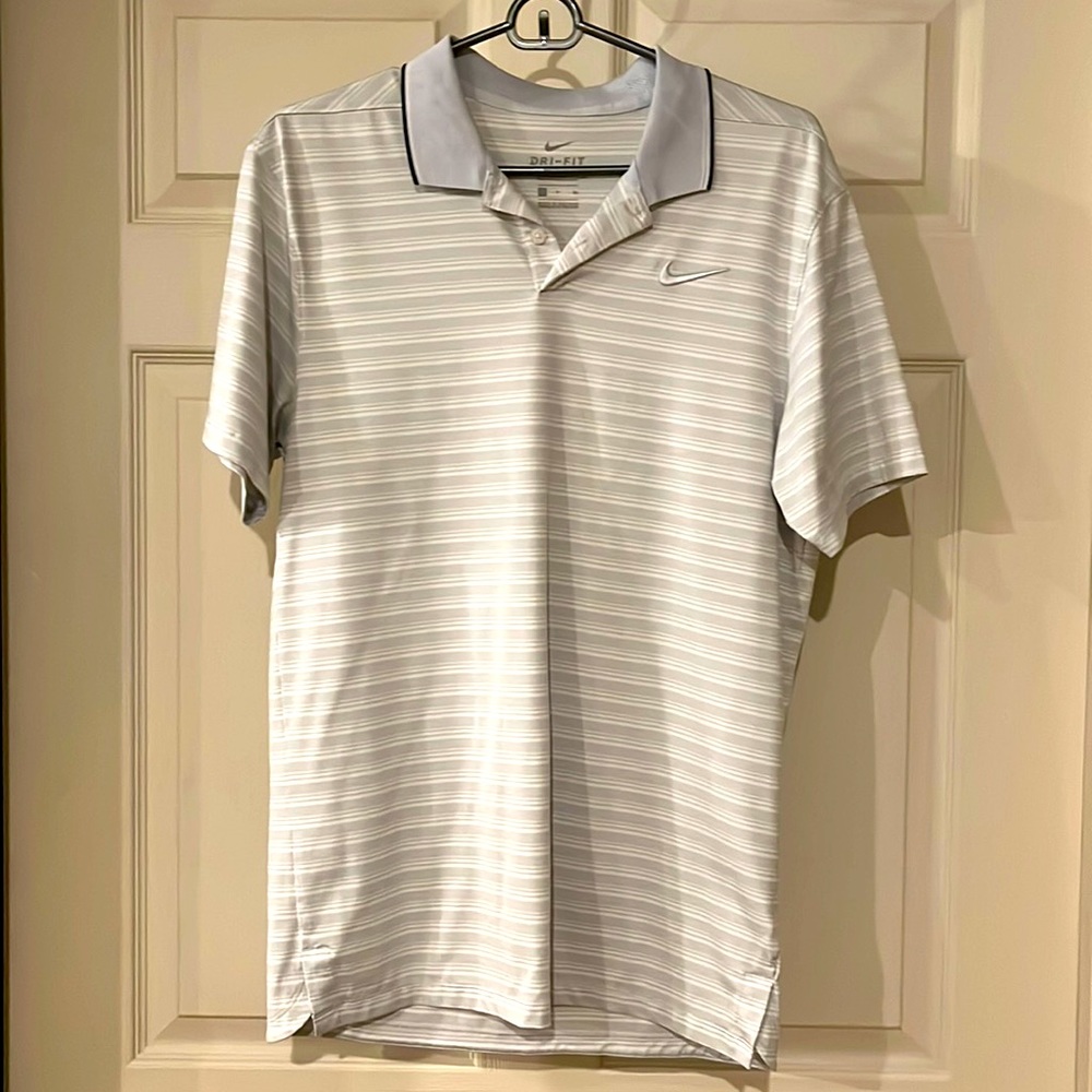 Like new mens Nike golf shirt.